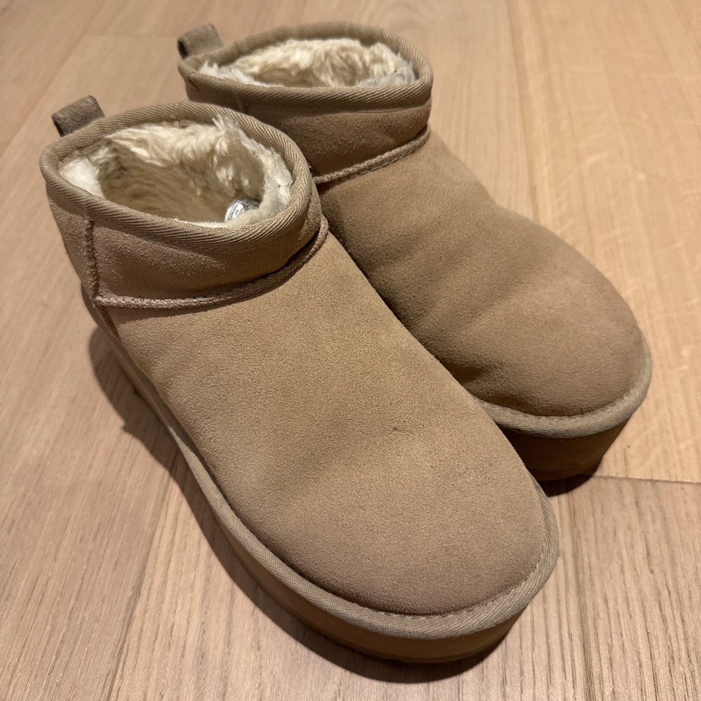 UGG PLATFORM size 6